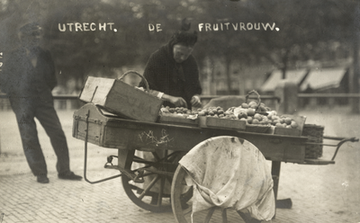 124988 Afbeelding van een vrouw met een kar met fruit op het Vredenburg te Utrecht.